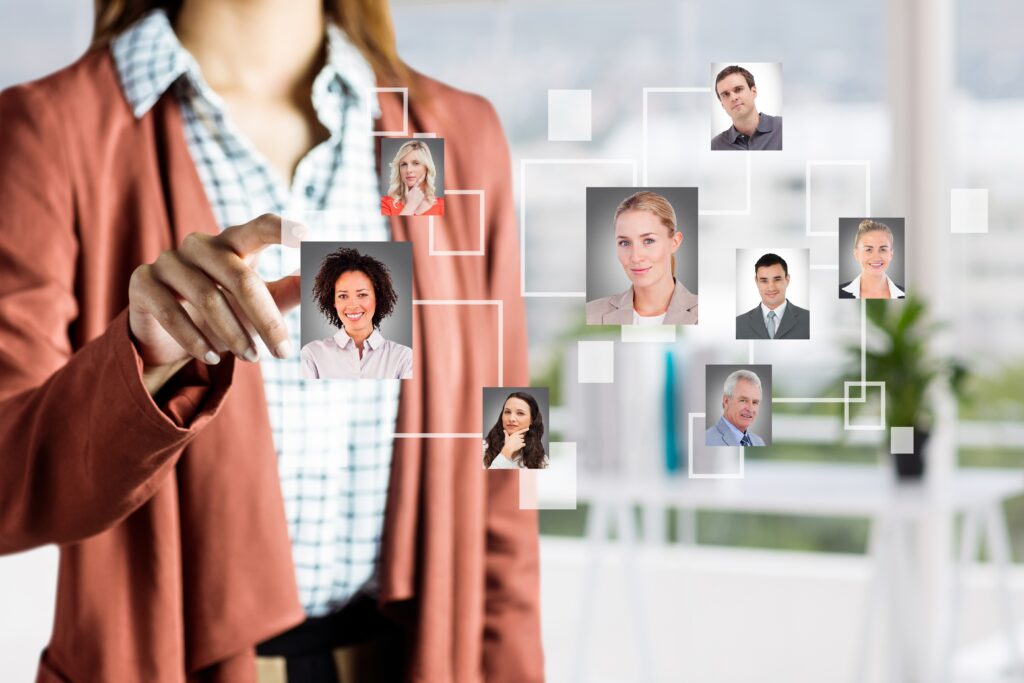 Femme sélectionnant des profils professionnels virtuels connectés
