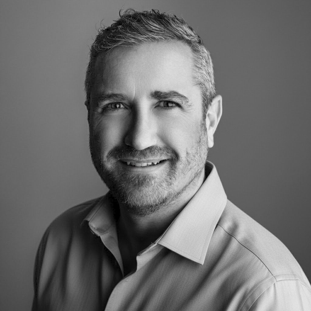 Portrait d’un homme souriant en noir et blanc